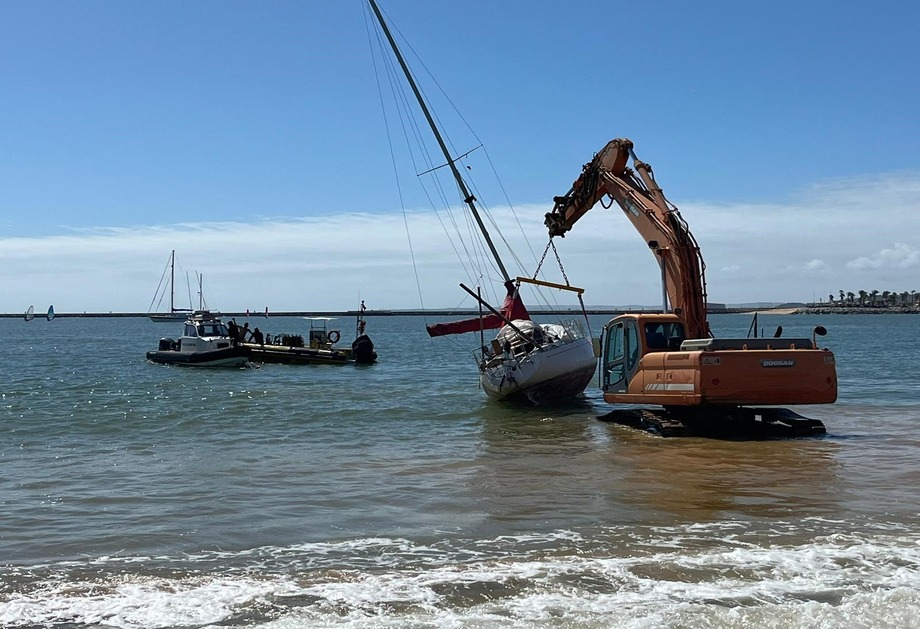 Polícia Marítima Acompanha A Remoção De Três Embarcações Encalhadas Na Praia Grande De Ferragudo