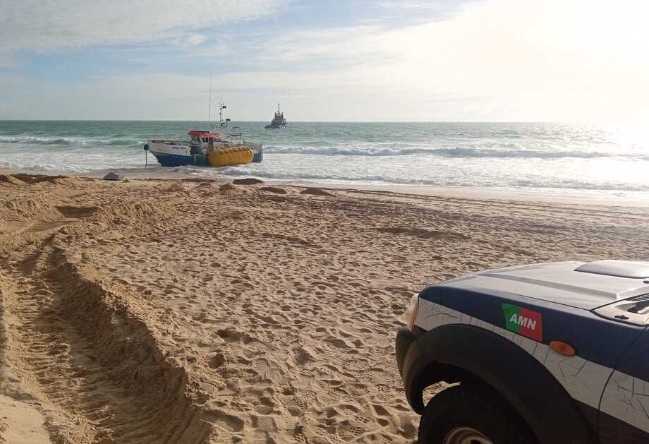 Autoridade Marítima Nacional Conclui Operação De Desencalhe Na Praia Do Molhe Leste Em Peniche (1)